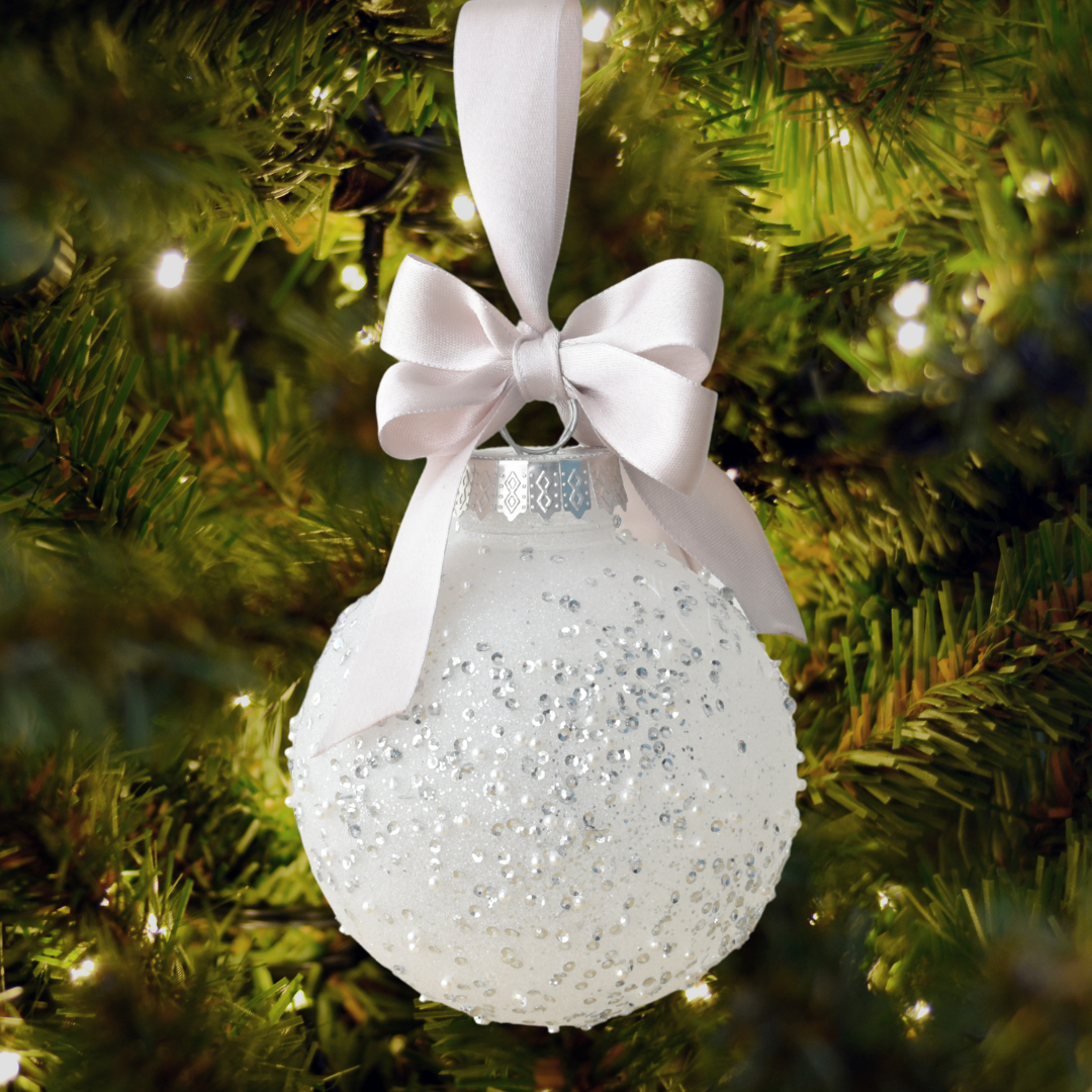 ✨ Bola de Navidad Blanca con Brillo y Lazo Elegante ✨